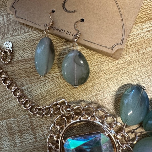 Teal Green Statement Necklace & Earrings Set with Iridescent Crystals Gold Tone - Picture 3 of 5